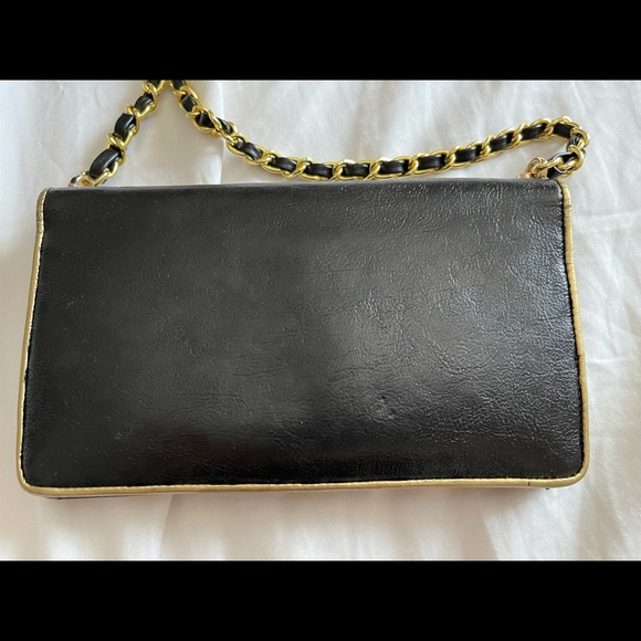 Authentic Chanel cross body calfskin - Picture 6 of 14